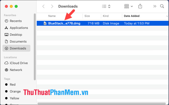 Click đúp vào file BlueStacks.dmg đã tải về trong mục Downloads để cài đặt