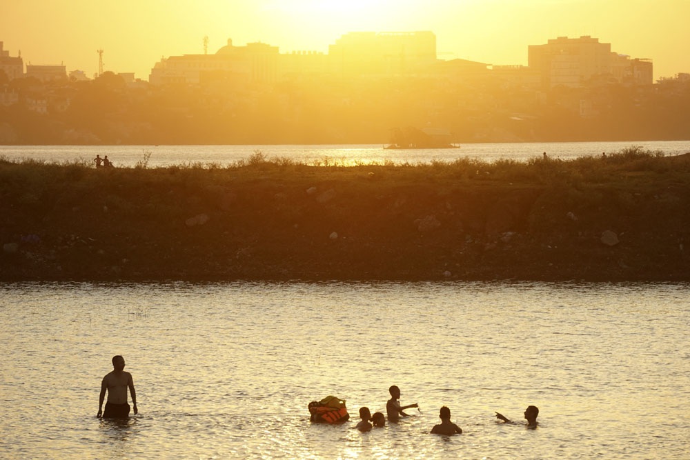 Ảnh người Hà Nội tắm bãi sông Hồng trong đỉnh điểm nắng nóng