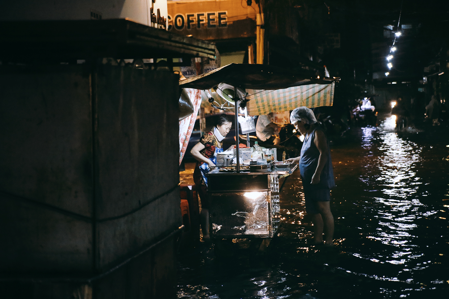 Hình ảnh khó quên với người Sài Gòn trong trận mưa lụt