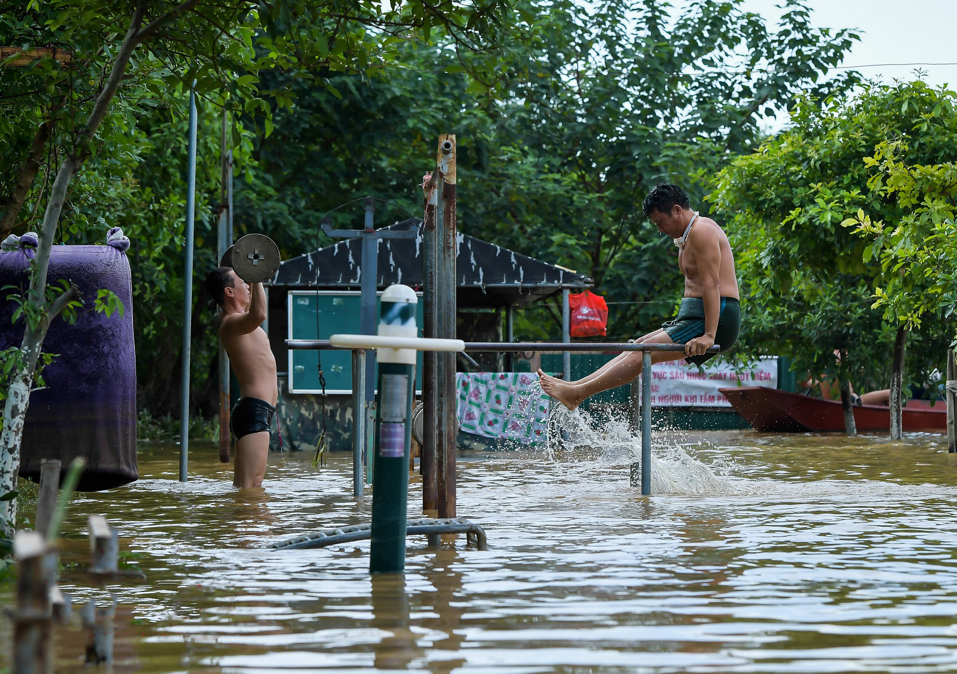 Hình ảnh người dân thủ đô bì bõm tập thể dục khi nước sông Hồng dâng cao