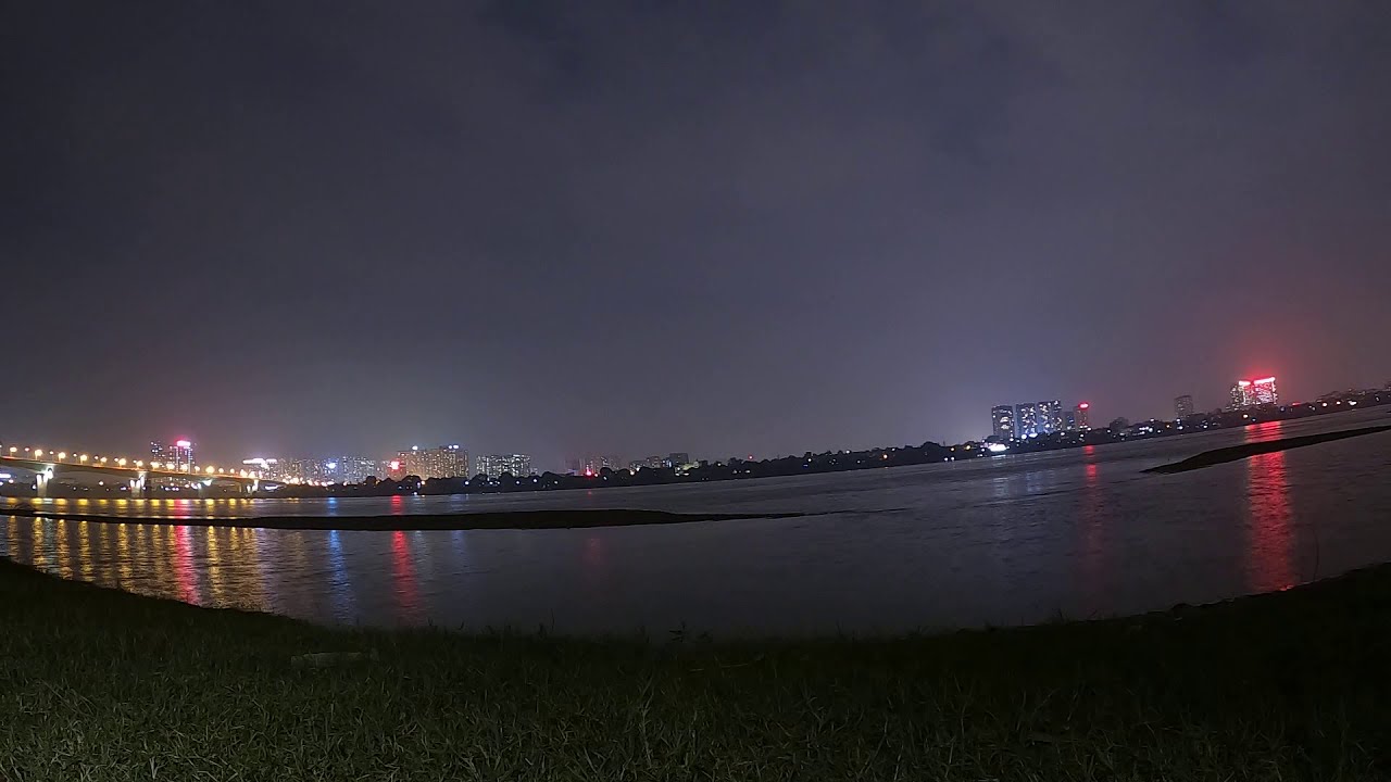 Hình ảnh toàn cảnh Hà Nội từ bên này sông Hồng