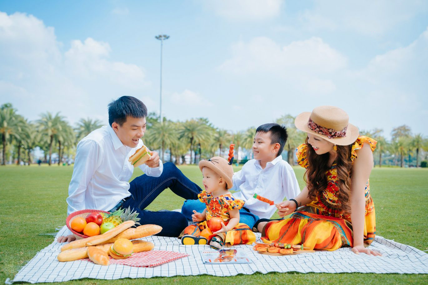 Mẫu ảnh chụp gia đình khi đi picnic