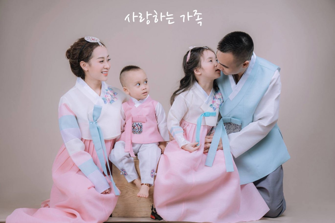 Mẫu chụp ảnh gia đình style Hàn Quốc