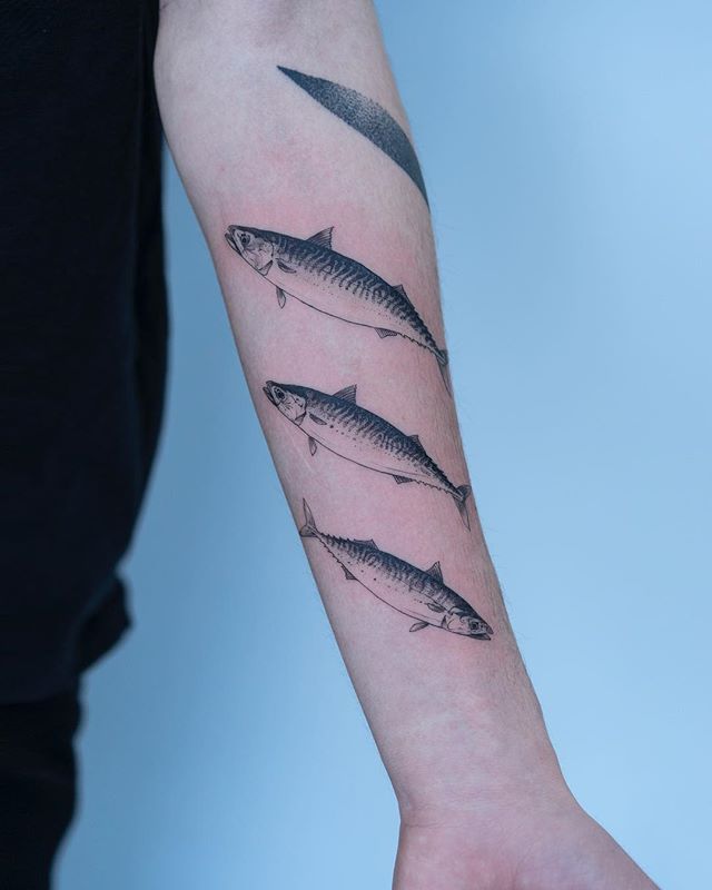 Hình xăm con cá ở cánh tay