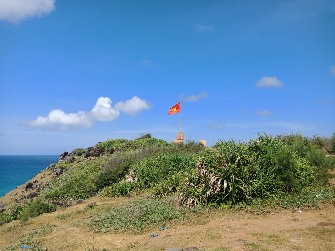 Ảnh cột cờ đảo Phú Quý