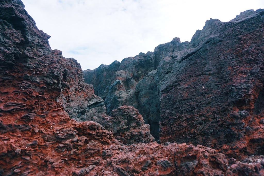 Hình ảnh bãi đá đỏ trên đảo Phú Quý