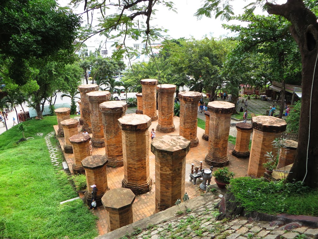 Hình ảnh tiền đình tháp bà Ponagar