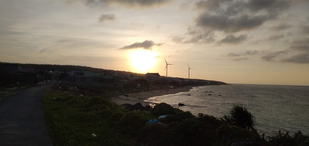 Hình ảnh tuabin gió trên đảo Phú Quý nhìn từ xa