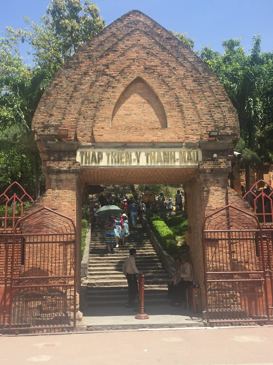 Hình ảnh cổng vào tháp bà Ponagar