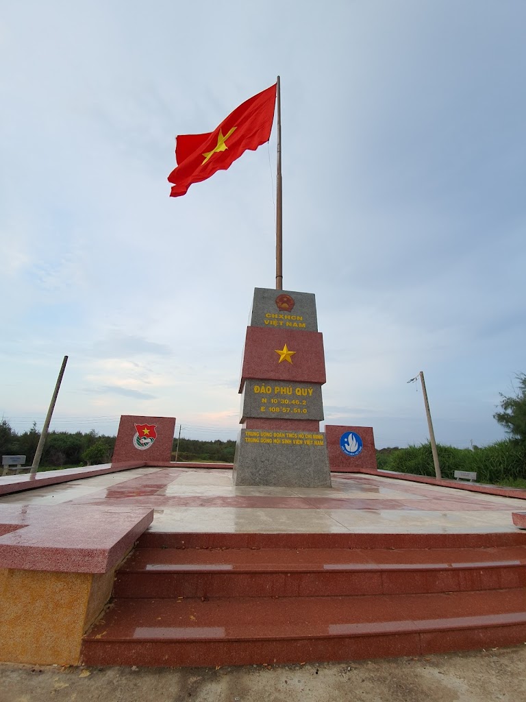 Hình ảnh cột cờ đảo Phú Quý