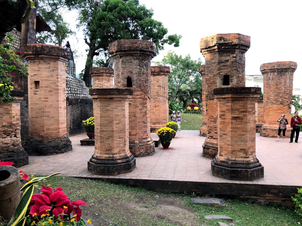 Hình ảnh cột trên tháp bà Ponagar