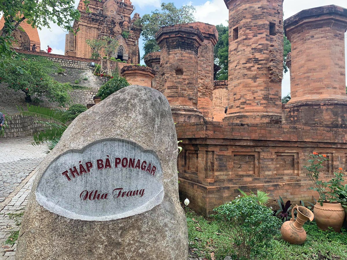 Hình ảnh tượng đài Bà Ponagar bằng đá