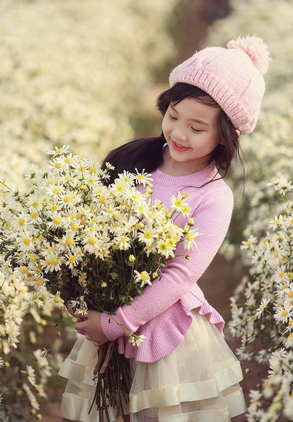 Bức ảnh của một cô gái với bông hoa cúc xinh đẹp
