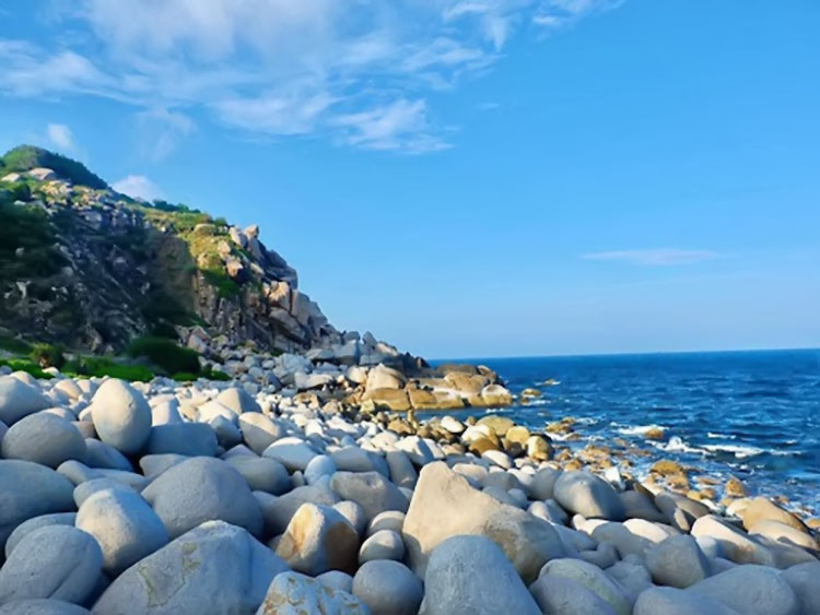 Hình ảnh bãi đá cuội đảo Bình Hưng