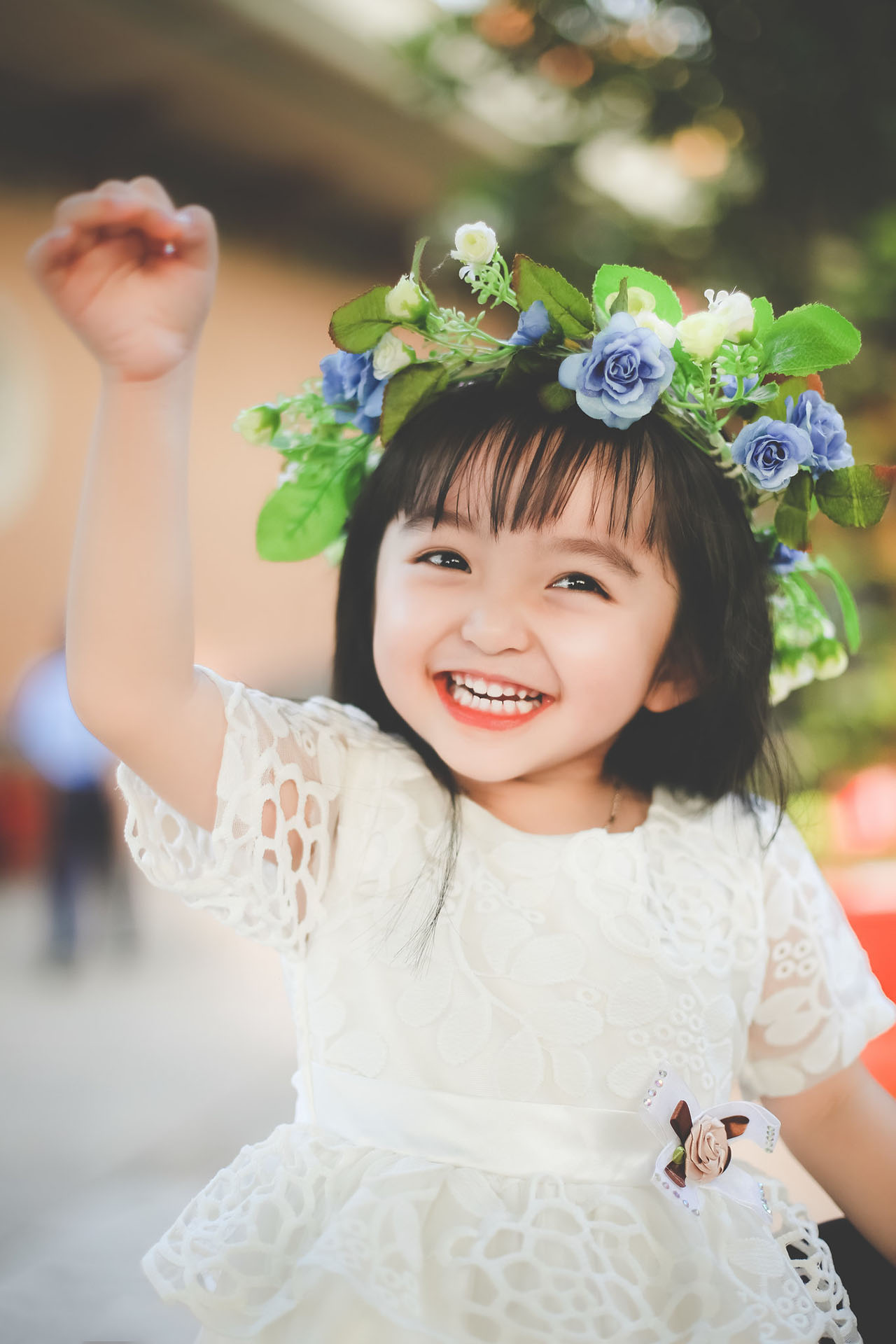Hình ảnh một cô gái nhỏ xinh đẹp đang cười