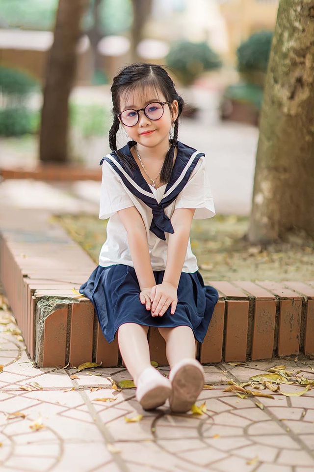 Hình ảnh bé gái học sinh dễ thương