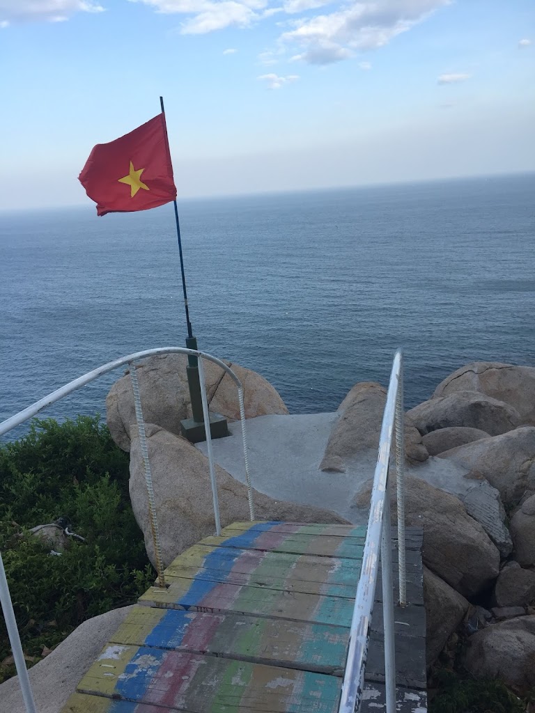 Hình ảnh cột cờ đảo Bình Hưng