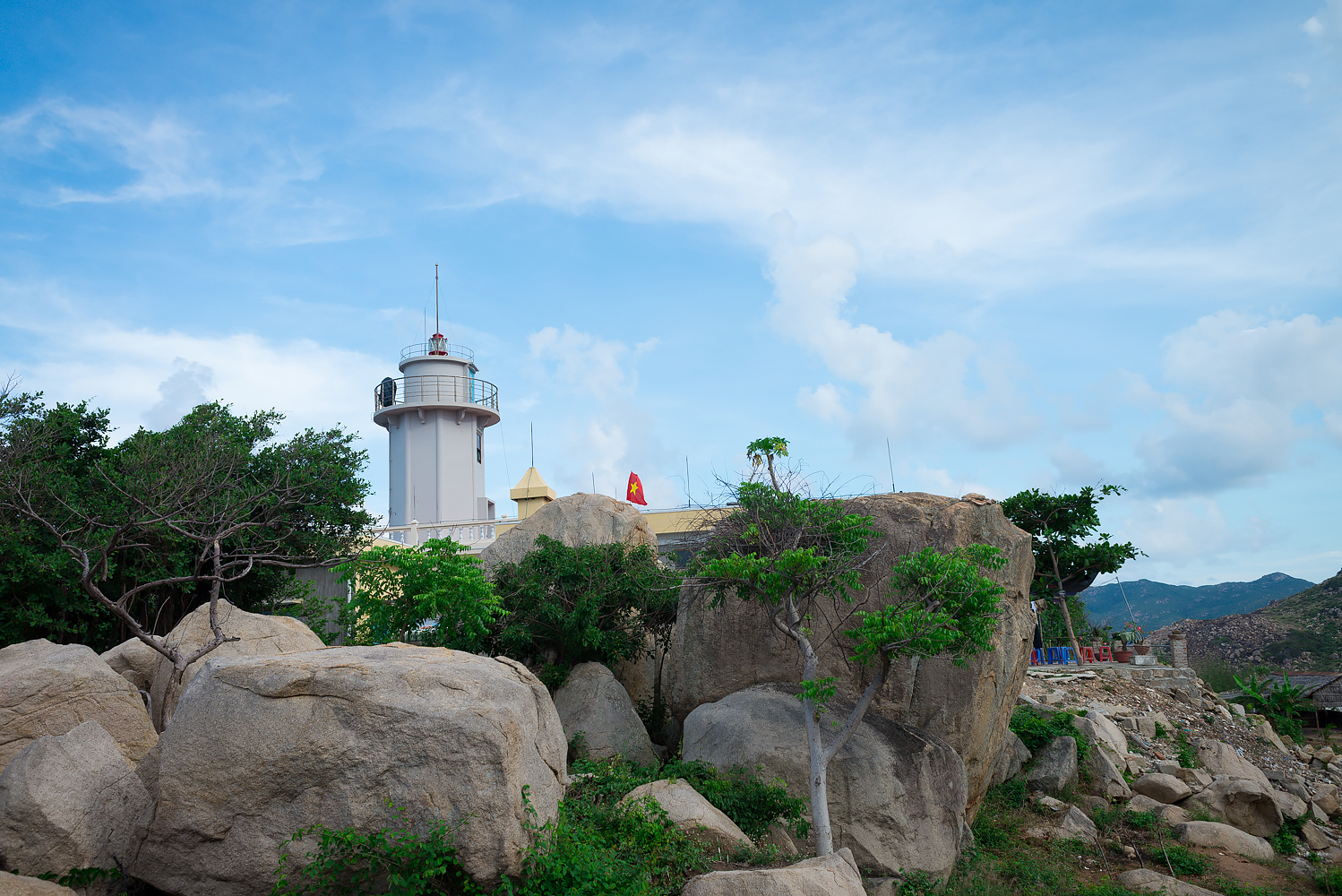 Hình ảnh hải đăng từ xa trên đảo Bình Hưng