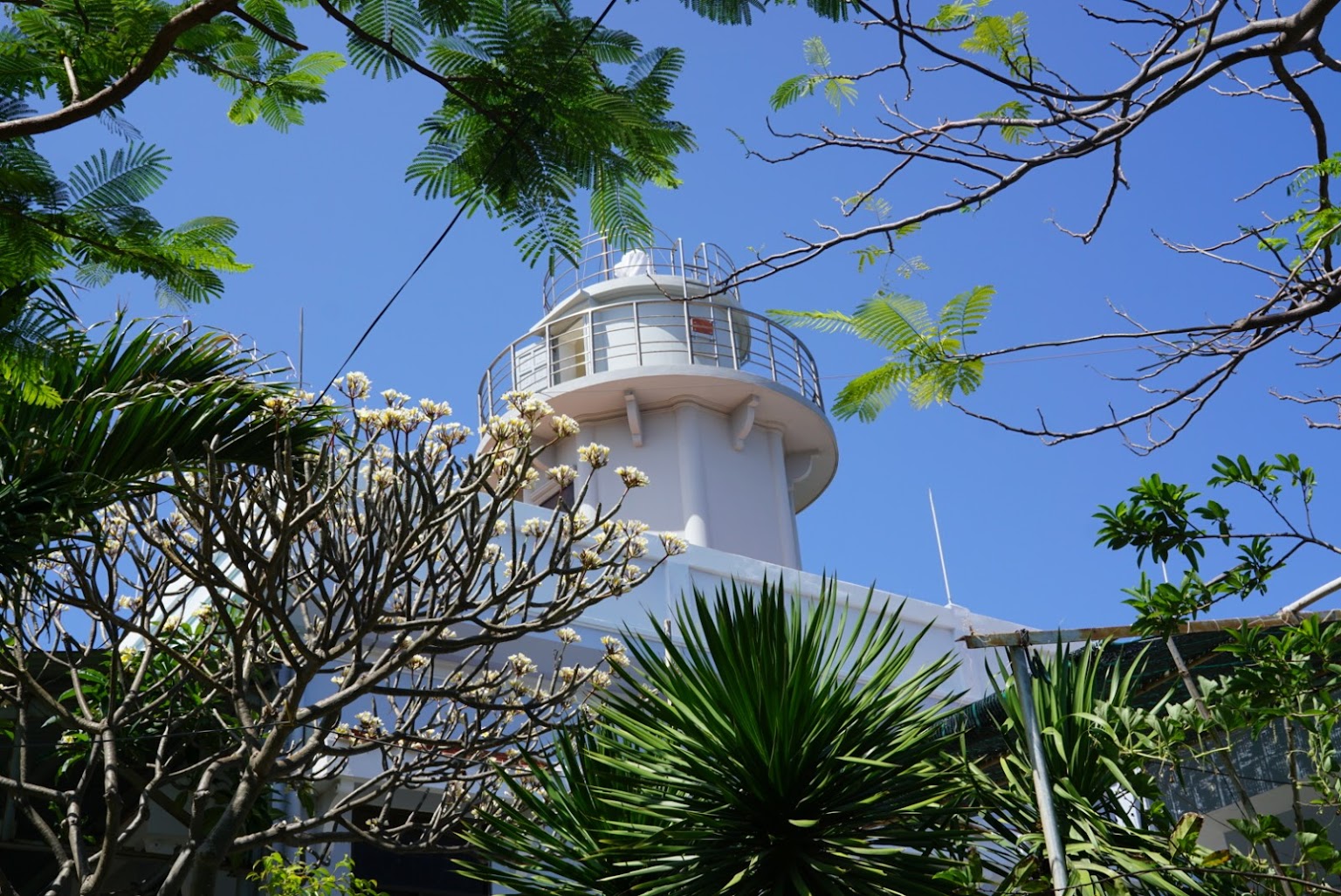 Hình ảnh ngọn hải đăng đảo Bình Hưng