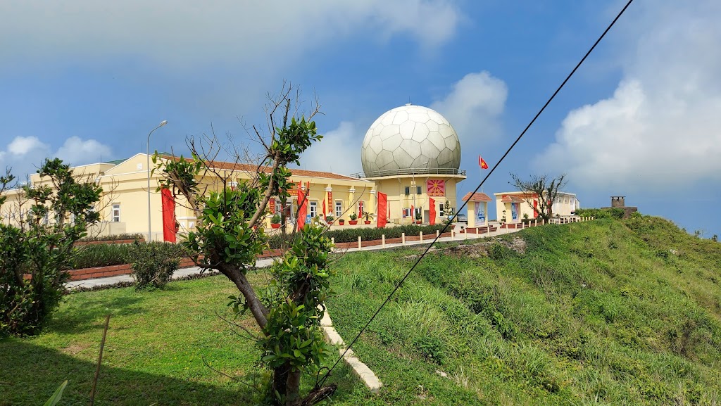 Hình ảnh tháp radar nhìn từ xa trên bán đảo Sơn Trà