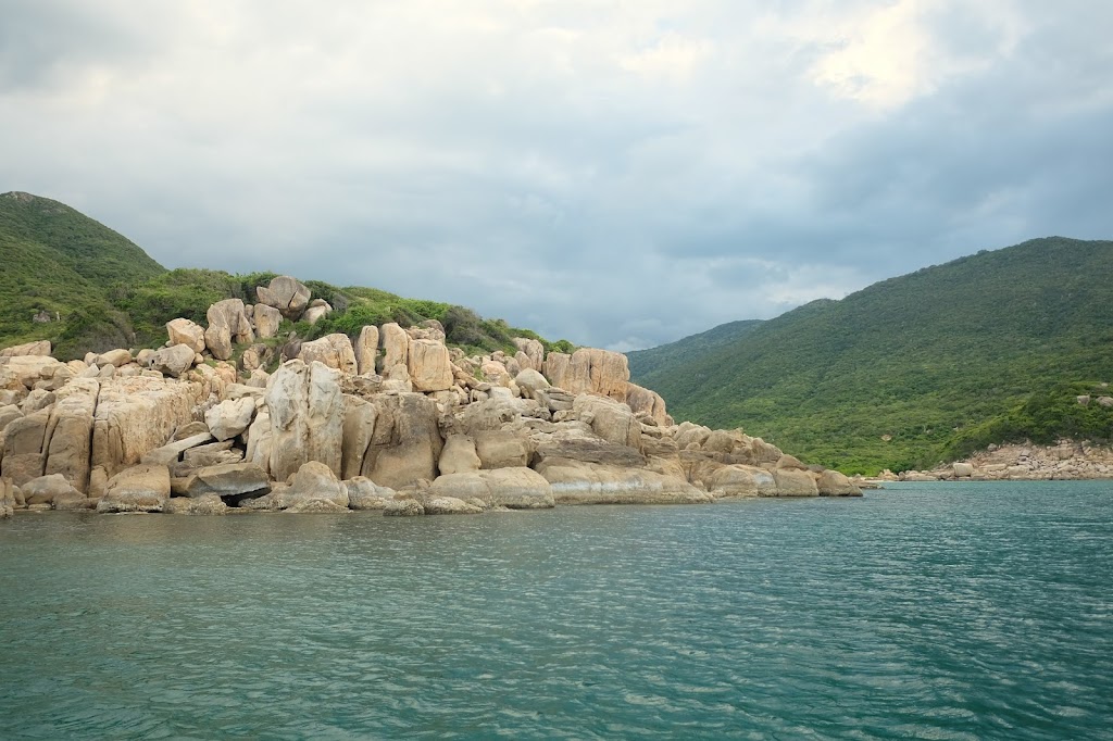 Hình ảnh vách đá đảo Bình Hưng nhìn từ xa