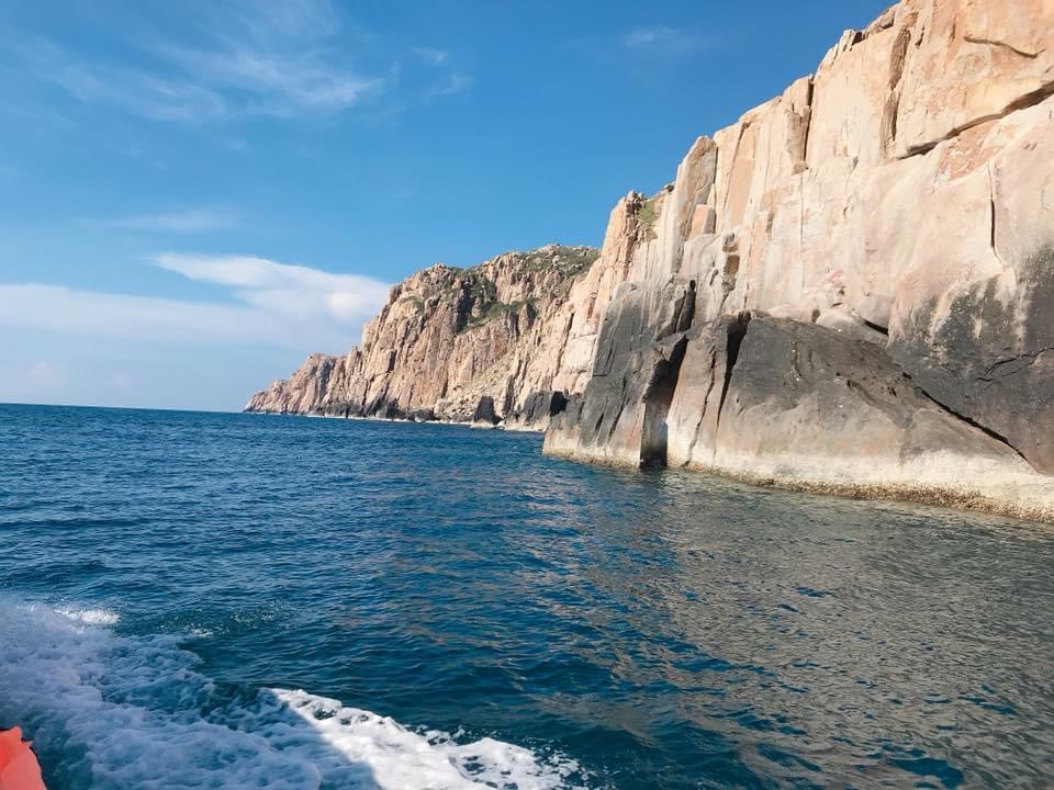 Hình ảnh vách đá đứng trên đảo Bình Hưng