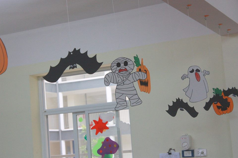 Trang trí Halloween cho lớp học mầm non với những hình vẽ treo tường