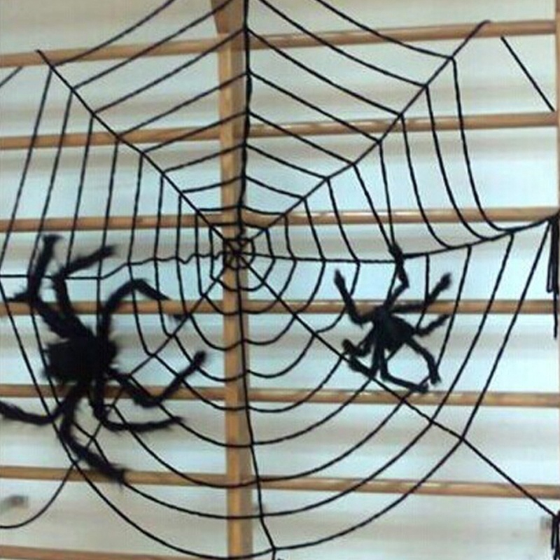 Hình ảnh người nhện Halloween trước cửa nhà
