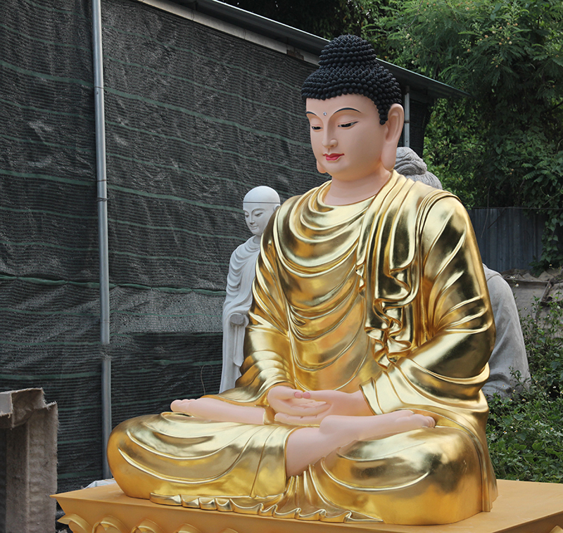 Một bức tượng đẹp, màu trắng của Đức Phật đang ngồi thiền