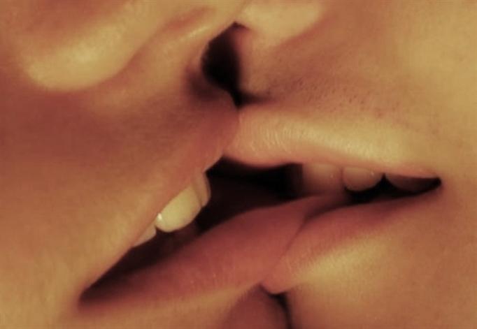 Ảnh hôn môi gợi cảm