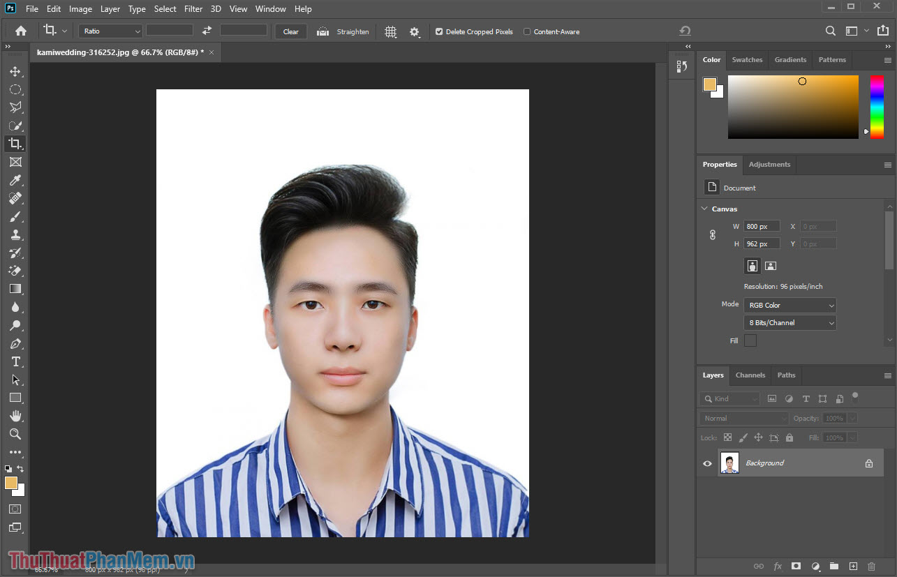 Mở hình ảnh cần thay đổi phông nền, tạo nền phông xanh trên Photoshop