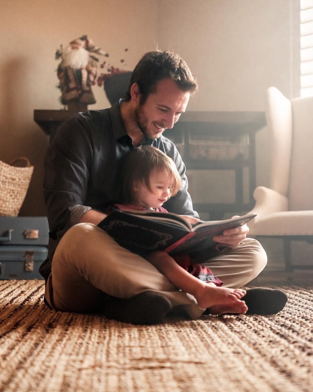Hình ảnh một người cha đọc sách với con gái của mình
