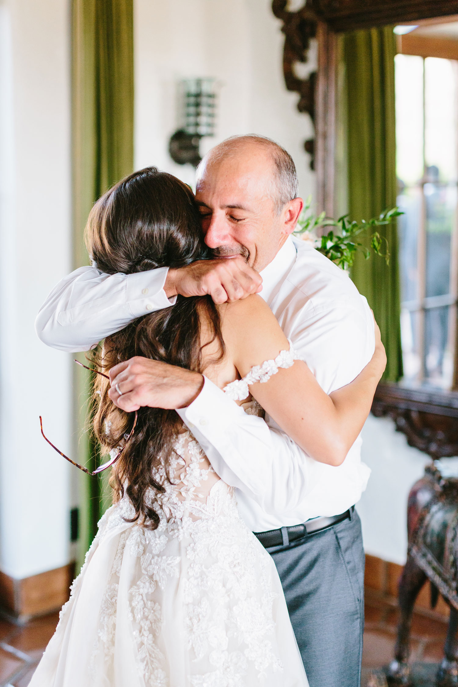 Hình ảnh của một người cha ôm con gái của mình