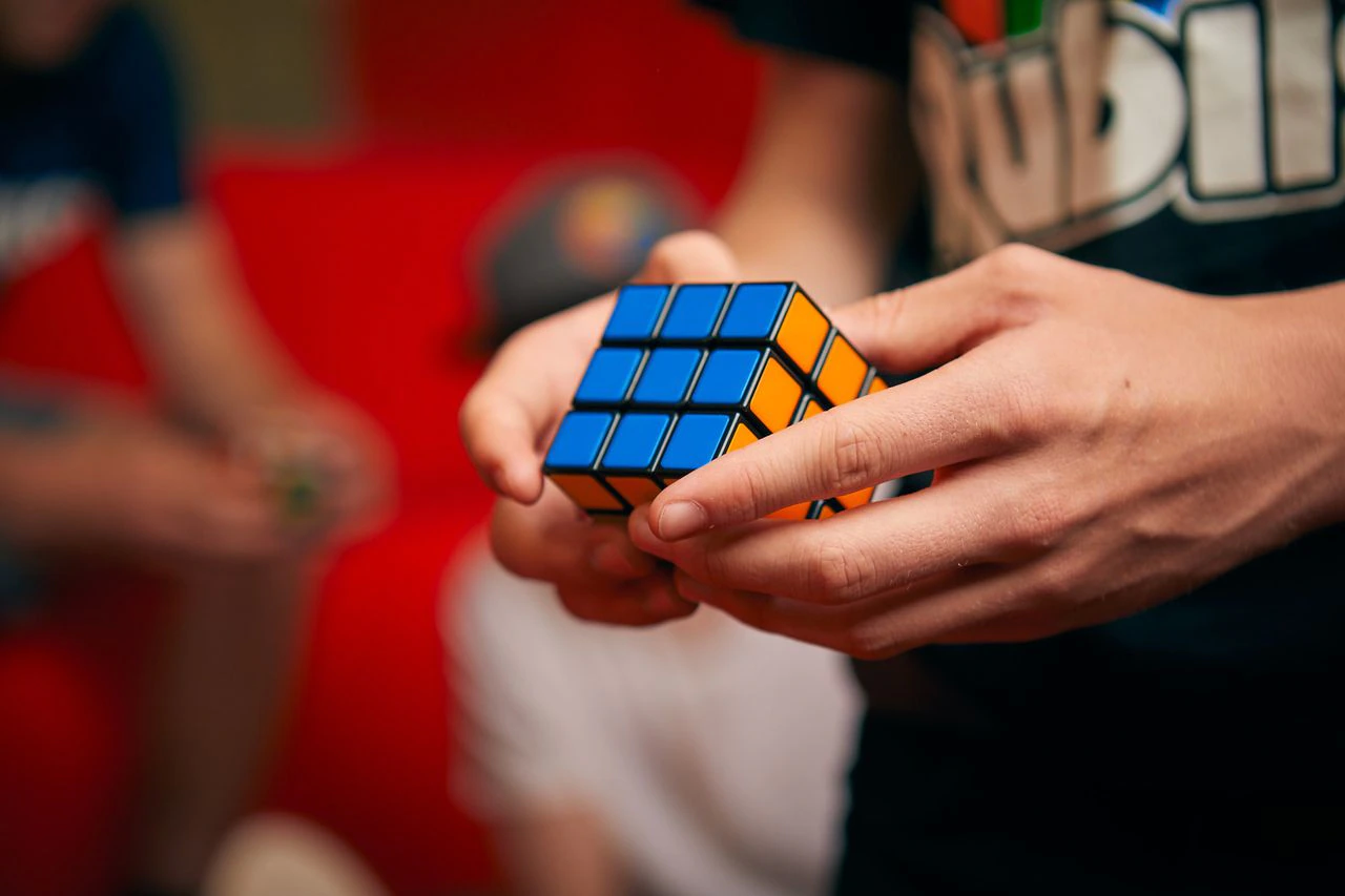 Chơi khối lập phương Rubik