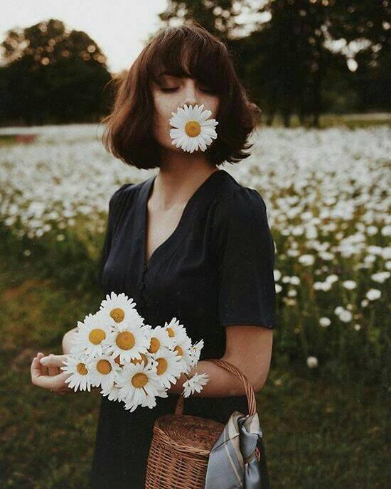 Hình ảnh cô gái cầm hoa đẹp và thơ mộng nhất