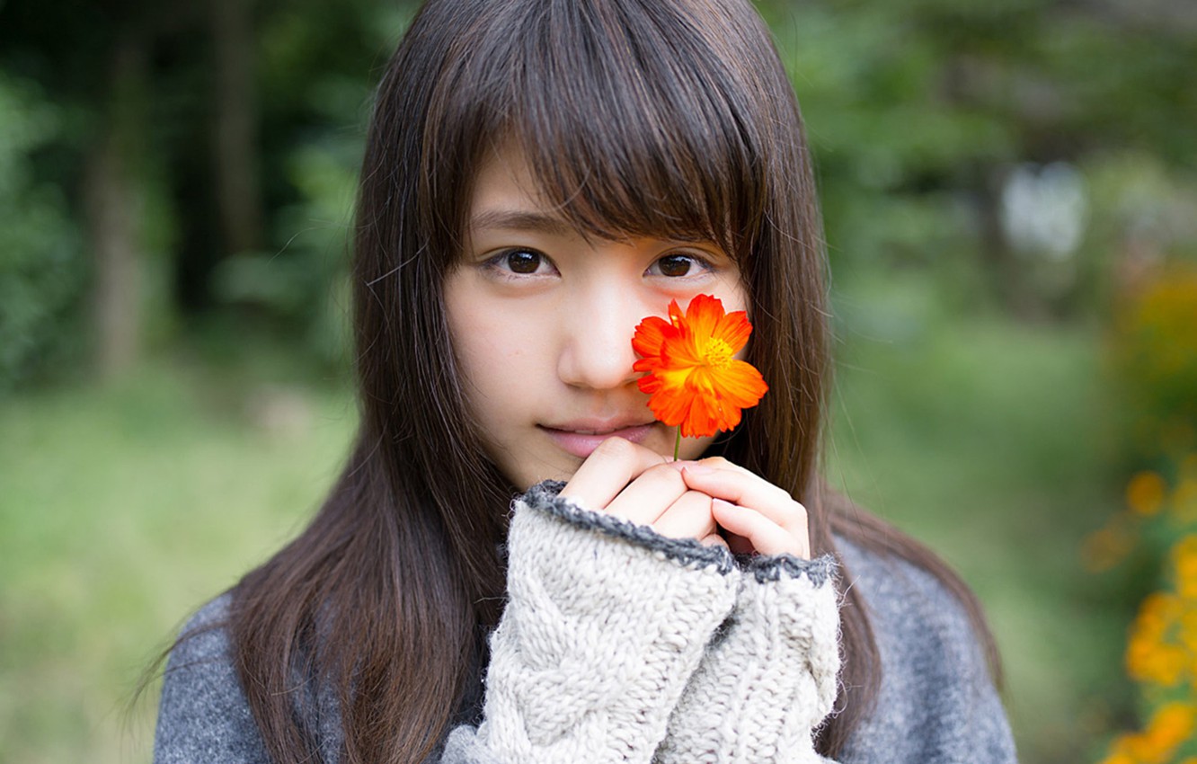 Hình ảnh cô gái cầm cành hoa