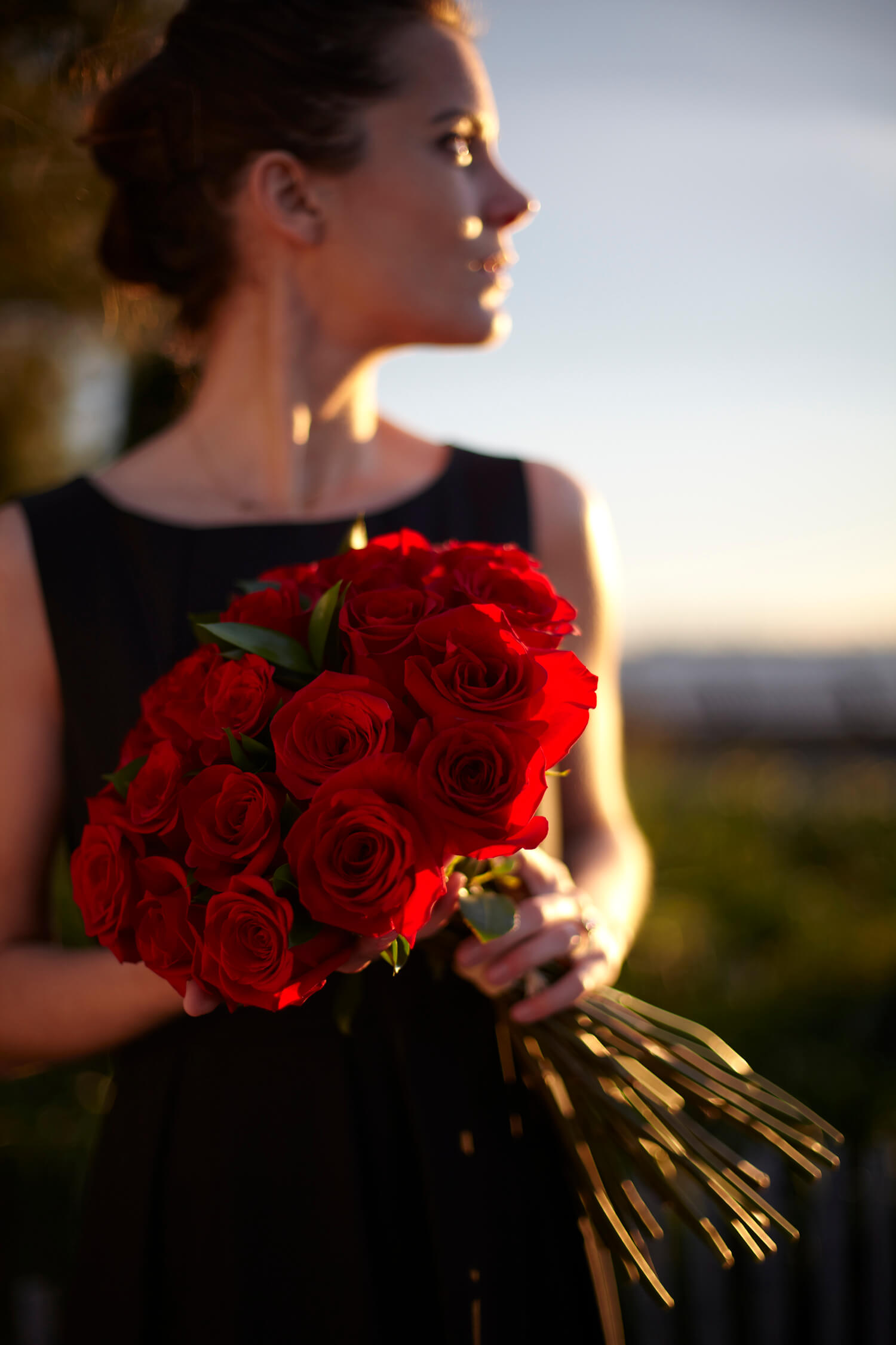 Ảnh cô gái cầm hoa hồng