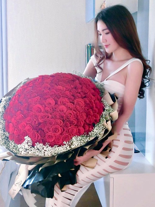 Hình ảnh cô gái cầm một bông hoa to đẹp