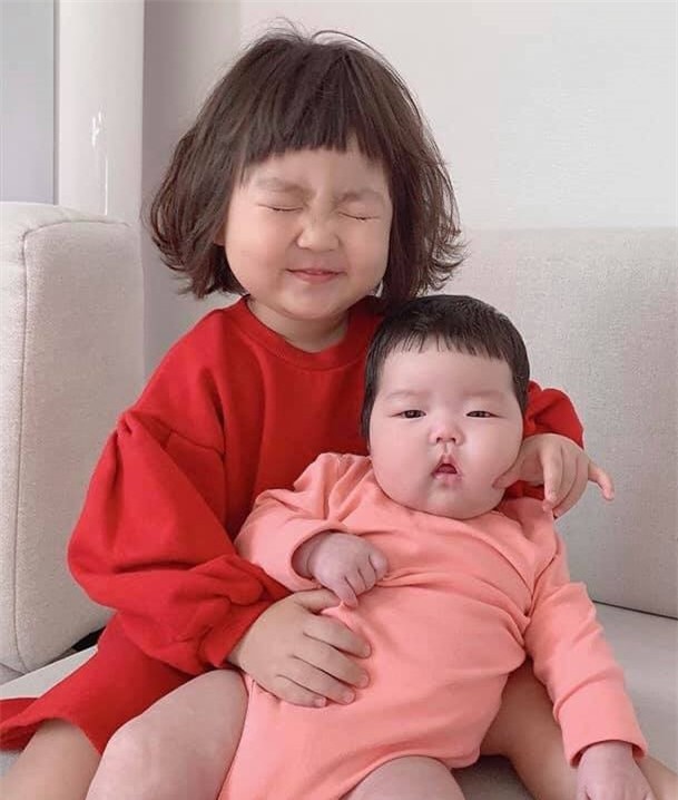 Xem xét ảnh em bé Hàn Quốc này để ngắm nhìn vẻ đẹp đáng yêu của bé và cảm nhận tình cảm trong mắt bé. Đây là một bức ảnh sẽ khiến bạn cười tươi và yêu đời hơn.