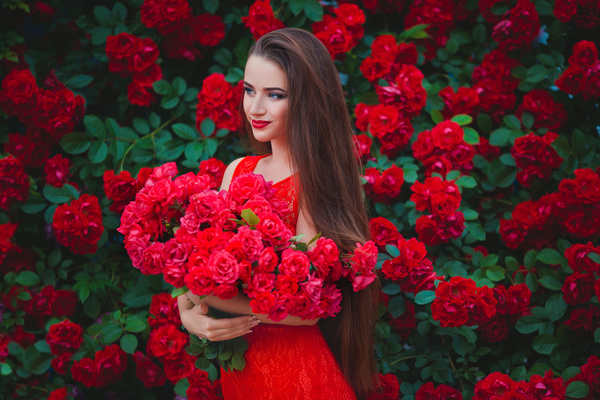 Hình ảnh một cô gái mang những bông hoa lớn