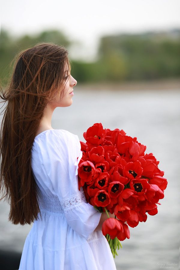 Hình ảnh cô gái cầm bó hoa