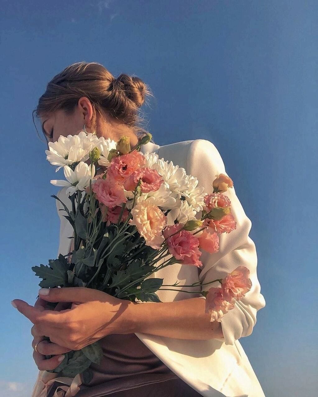 Hình ảnh cô gái cầm hoa đẹp và thanh lịch