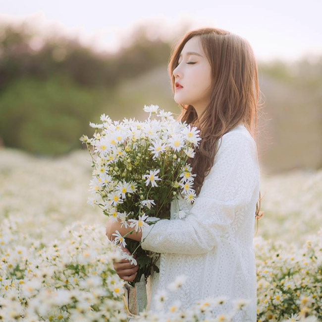 Hình ảnh cô gái gánh hoa thật đẹp và thơ mộng
