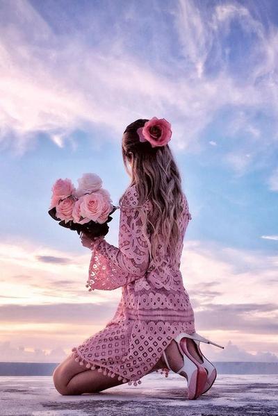 Một cô gái cầm một bông hoa đẹp hình ảnh