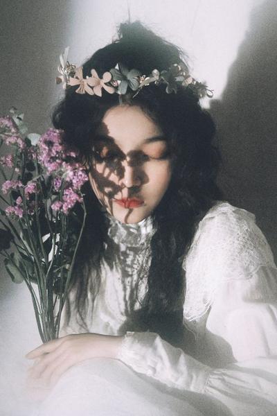Hình ảnh cô gái cầm hoa đẹp và thơ mộng nhất HTNC