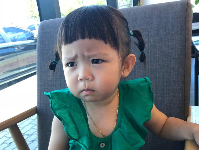 Hình ảnh em bé Hàn Quốc mặt buồn dễ thương