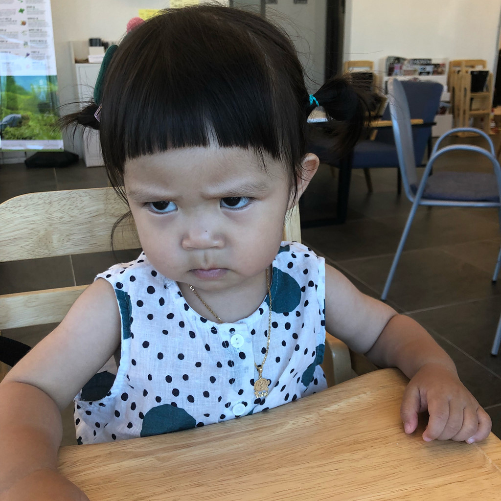 Hình ảnh em bé Hàn Quốc mặt cau có đáng yêu