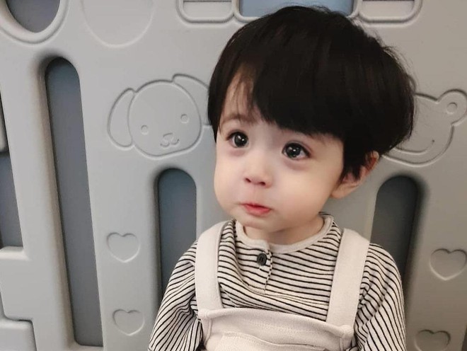 Hình ảnh em bé Hàn Quốc ngây thơ