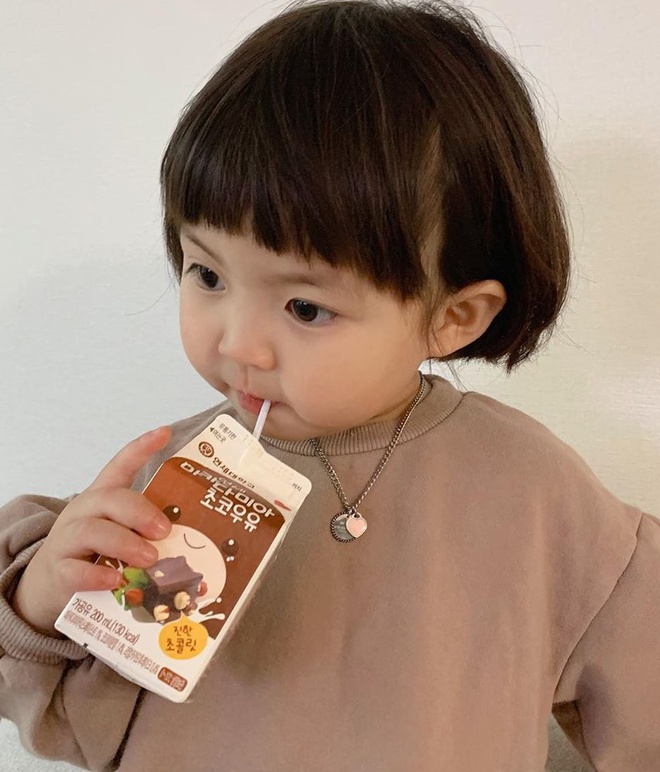 Hình ảnh em bé Hàn Quốc tạo dáng cute