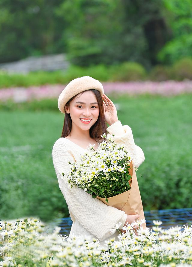 Hình ảnh về cô gái cầm hoa đẹp